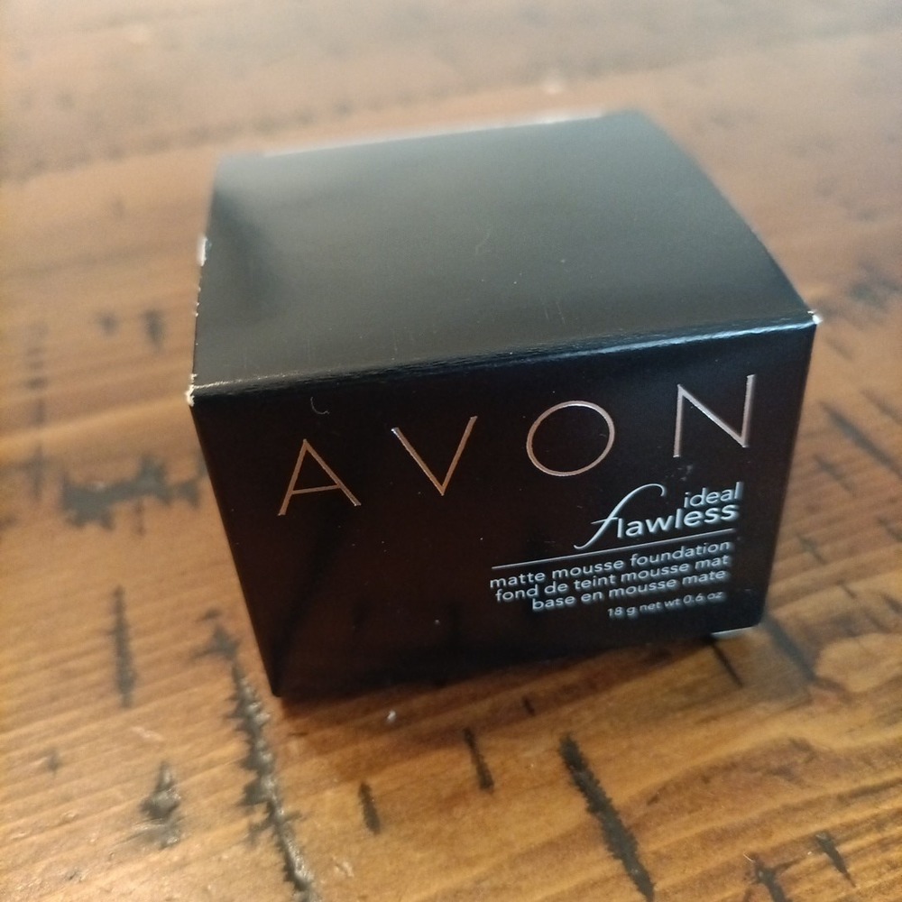 Avon Ideal Flawless Matte Mousse Foundation In Light Beige    Hf